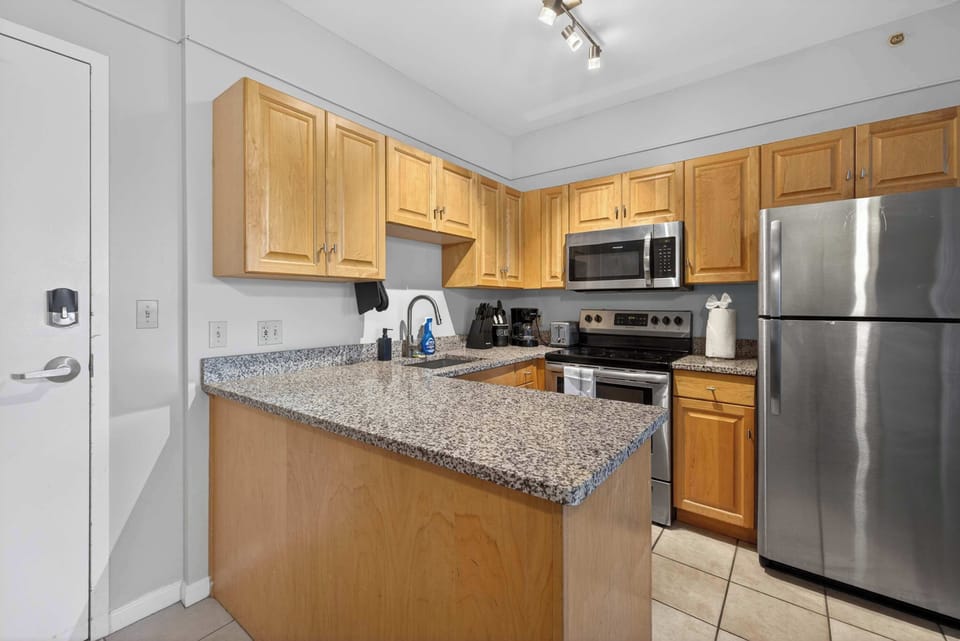 Functional kitchen layout w/ granite counters & plenty of prep space for home cooking