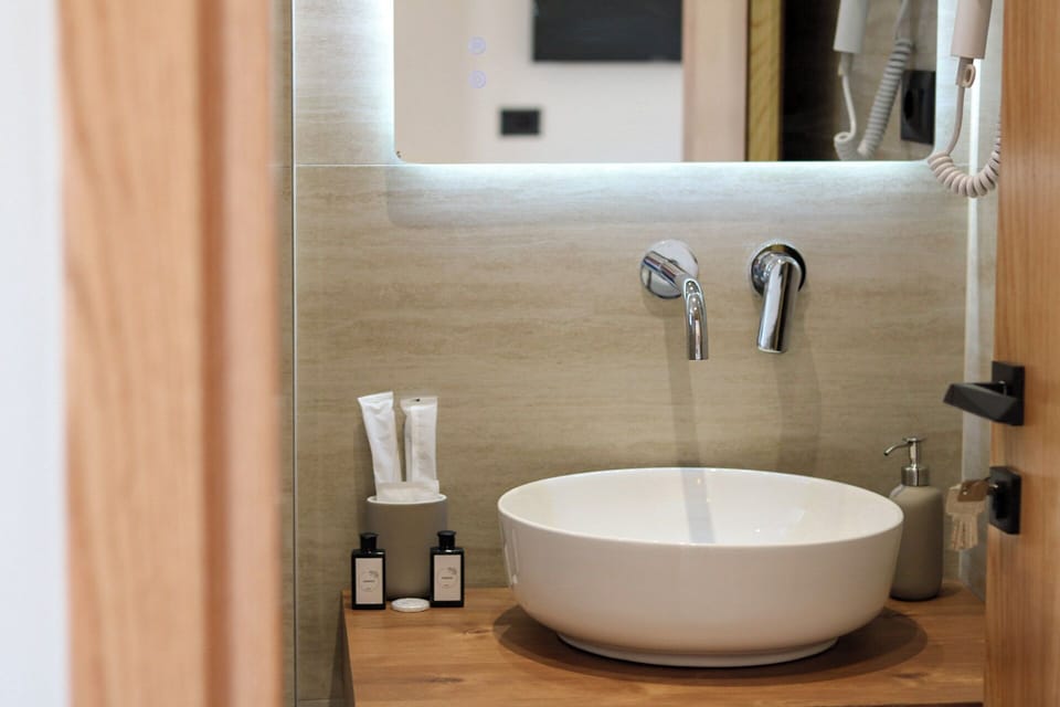 Standard Villa, Pool View | Bathroom | Free toiletries, hair dryer, towels, toilet paper