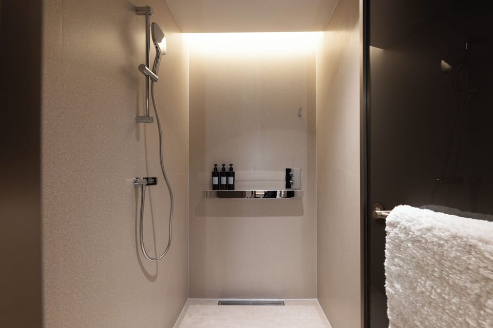 Shower, rainfall showerhead, free toiletries, hair dryer