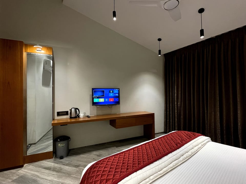 Deluxe Room | Rollaway beds, free WiFi, bed sheets