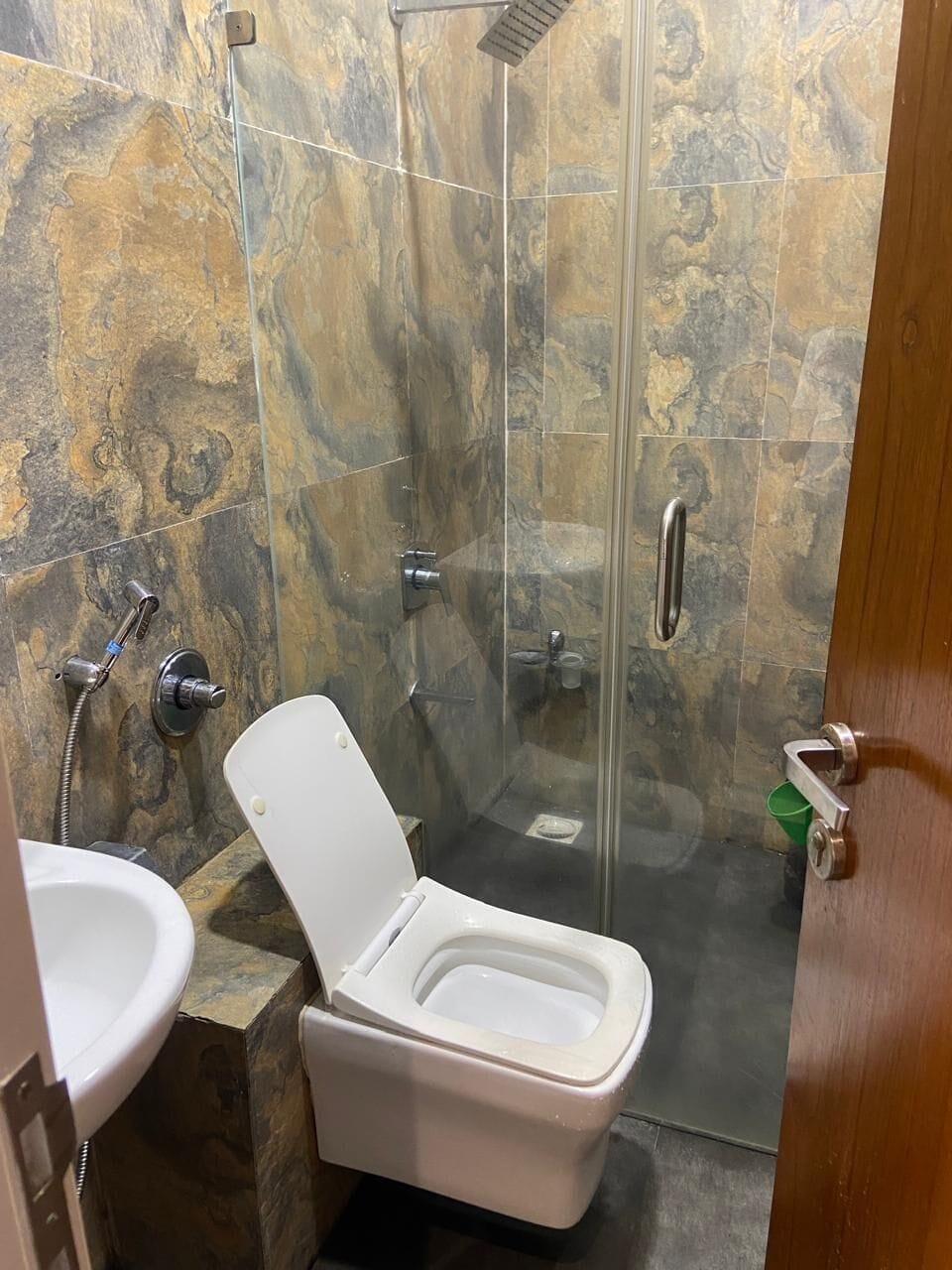Deluxe Room | Bathroom | Shower, free toiletries, towels, soap