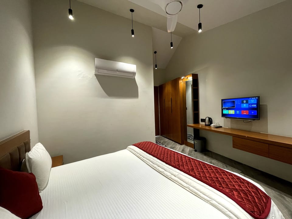 Deluxe Room | Rollaway beds, free WiFi, bed sheets