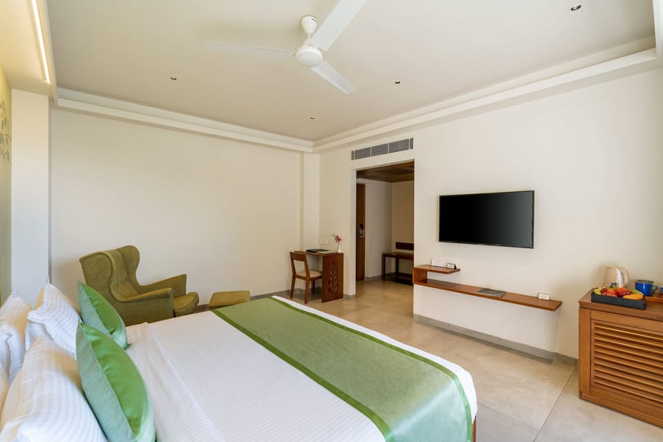 Deluxe Double Room | In-room safe, desk, laptop workspace, iron/ironing board