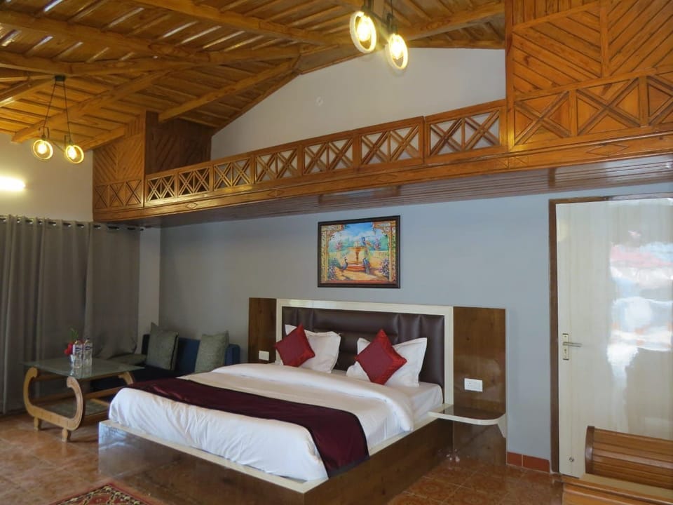 Family Room, City View | Desk, free WiFi