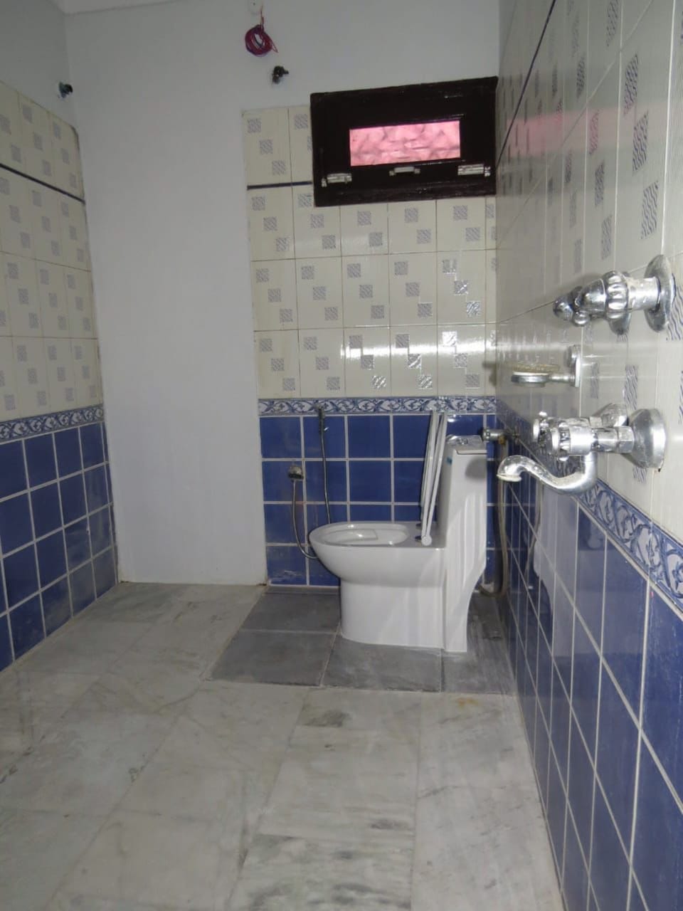 Shower, free toiletries, towels