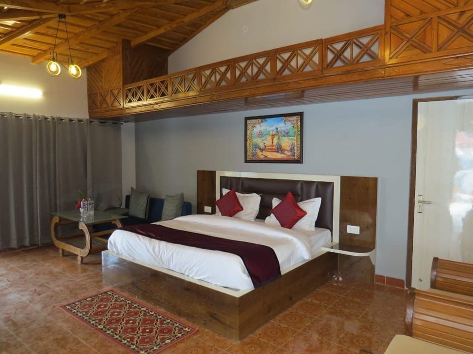 Family Room, City View | Desk, free WiFi
