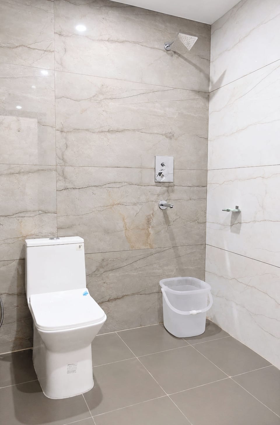 Executive Double Room, Air conditioning | Bathroom | Shower, rainfall showerhead, slippers, towels