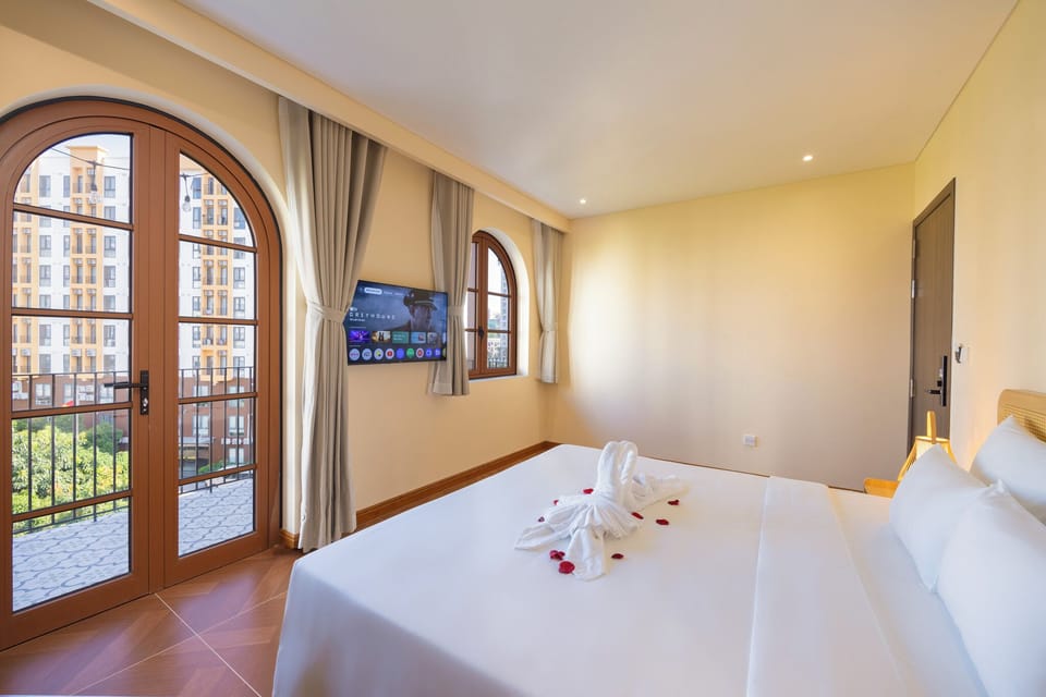 Deluxe Room, Balcony, City View | Minibar, individually decorated, laptop workspace, blackout drapes