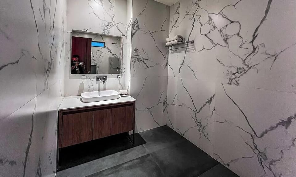 Shower, free toiletries, towels