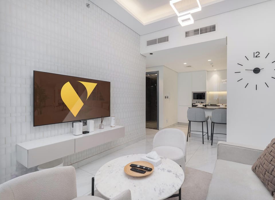 Deluxe Apartment, Balcony, City View | Living area