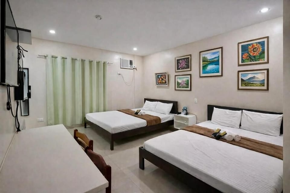 Family Room | Desk, free WiFi