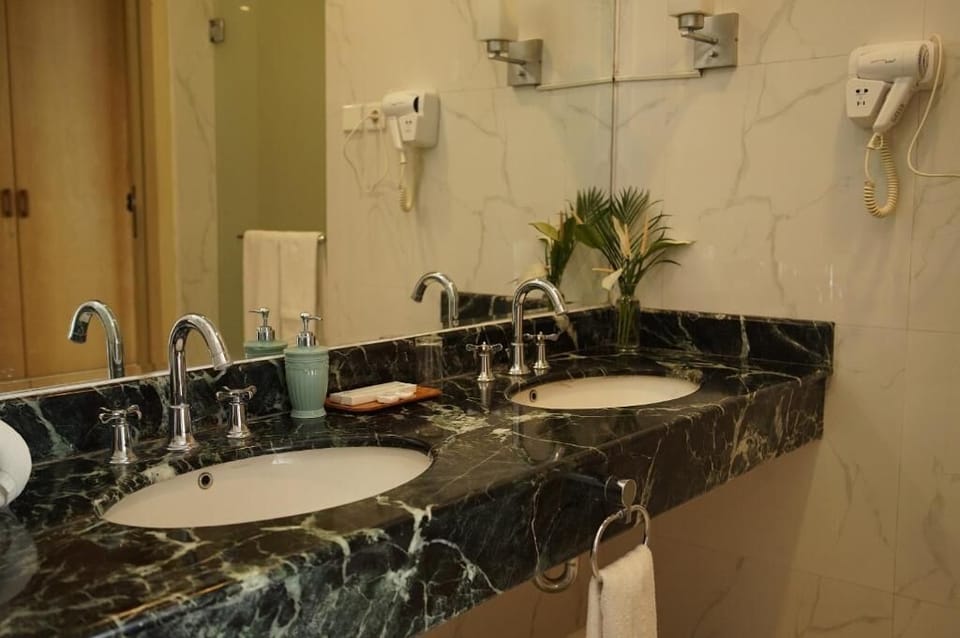Executive Double or Twin Room, Balcony, Garden View | Bathroom | Slippers