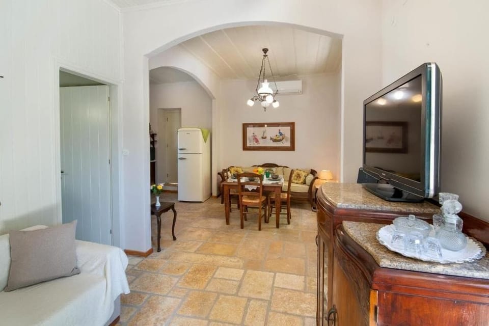Traditional Apartment, Garden View | Living area