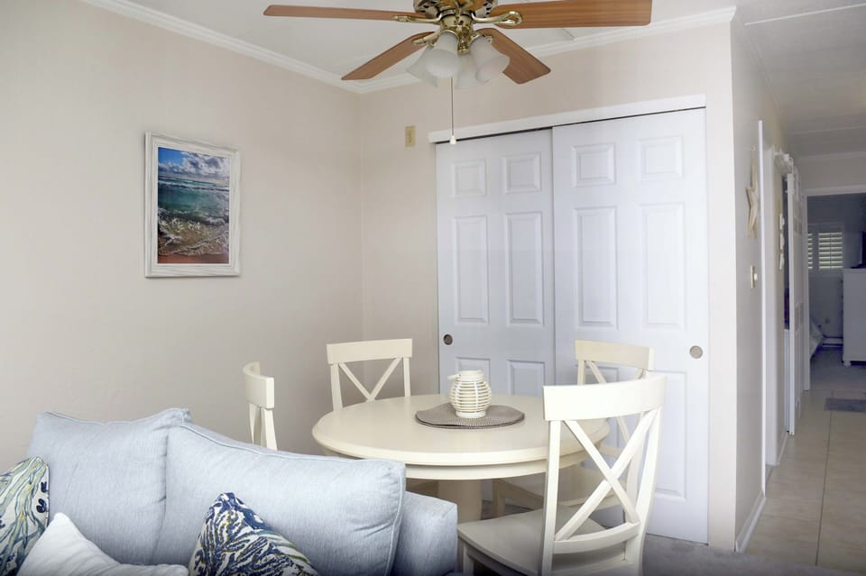 TOP ROYAL NORTH 104-DINING-AREA
