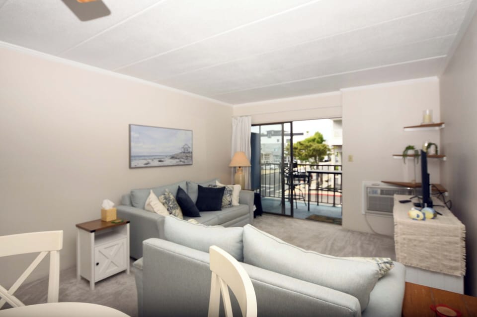 TOP ROYAL NORTH 104-LIVING-AREA
