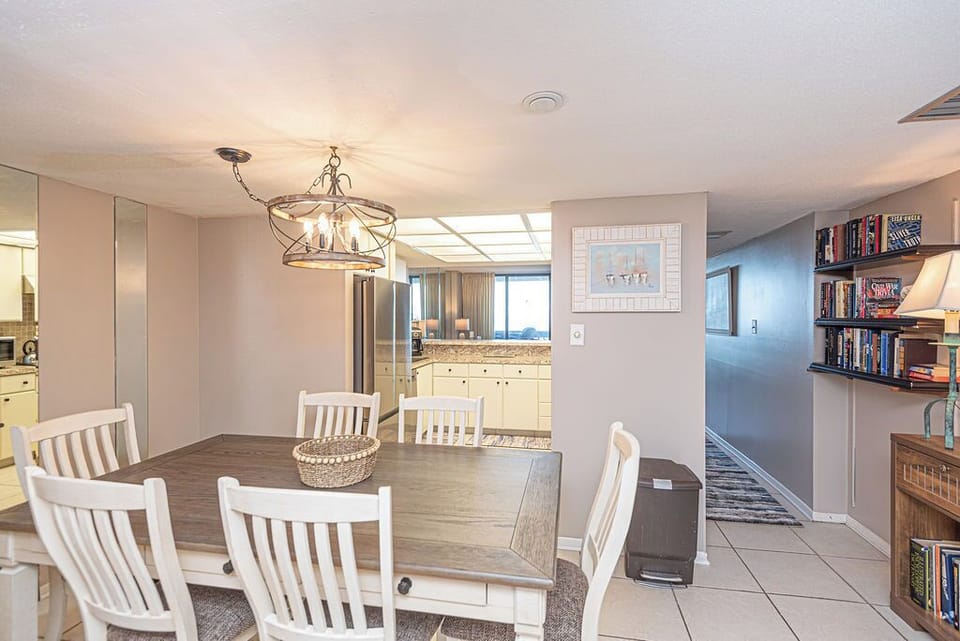 Century I 403 - Dining Area