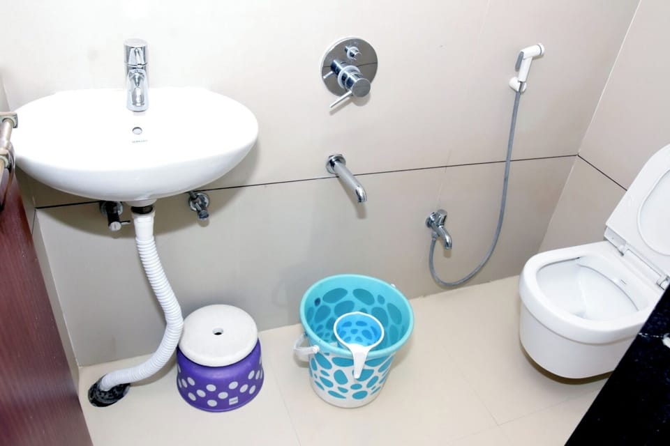 Double Room, City View | Bathroom | Shower, free toiletries, towels