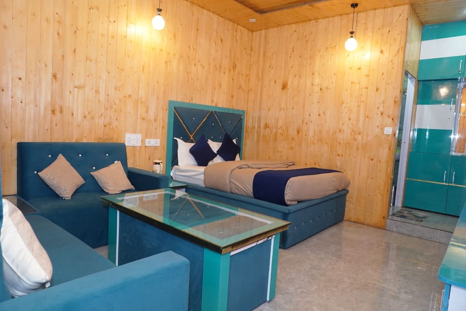 Deluxe Room, City View | Desk, laptop workspace, free WiFi