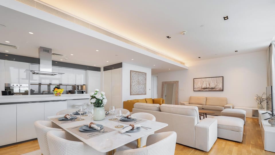 Luxury Apartment, Balcony, Sea View | Living room