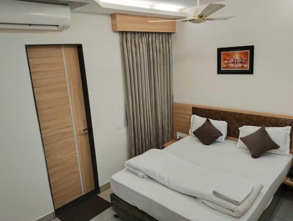 Standard Double Room, City View | Desk, free WiFi