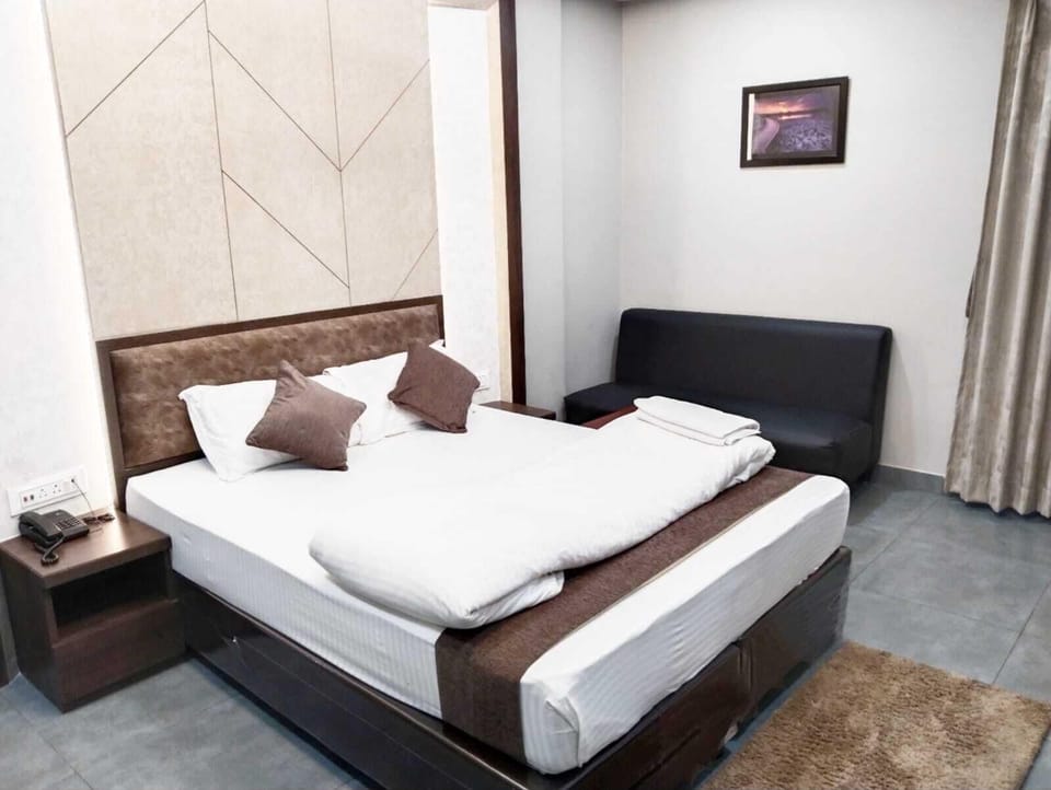 Deluxe Double Room, City View | Desk, free WiFi