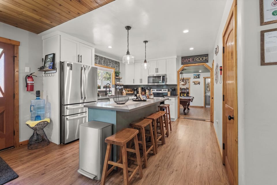 Signature House, 4 Bedrooms, Hot Tub, Mountain View | Private kitchen | Coffee/tea maker, fridge, microwave, oven