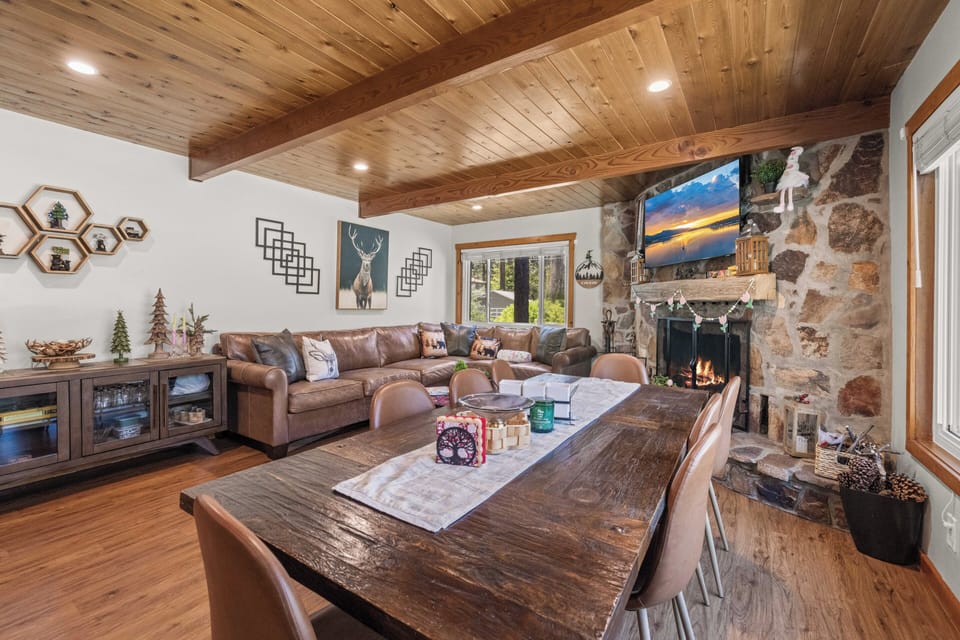 Signature House, 4 Bedrooms, Hot Tub, Mountain View | In-room dining
