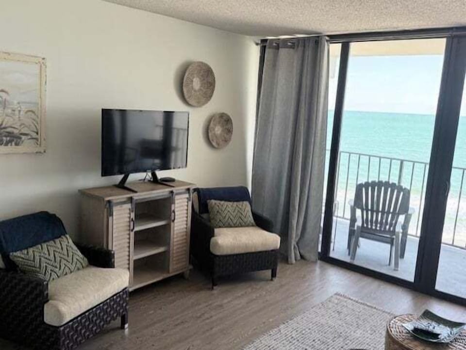 Condo, 2 Bedrooms | Living area