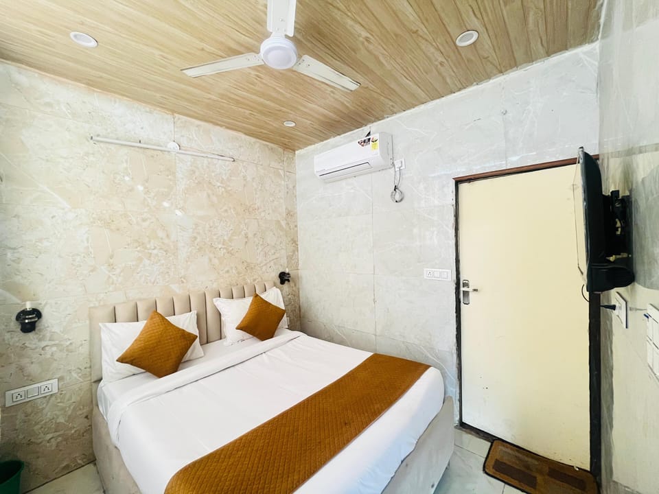 Deluxe Double Room, Balcony, City View | In-room safe, iron/ironing board, free WiFi
