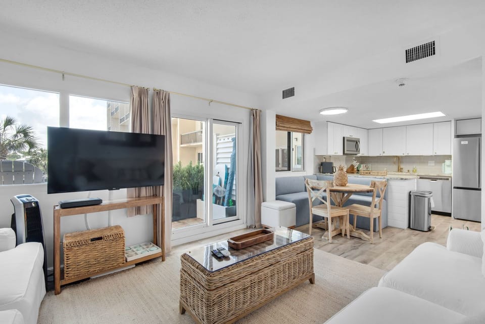Pinnacle Port A140 Living area