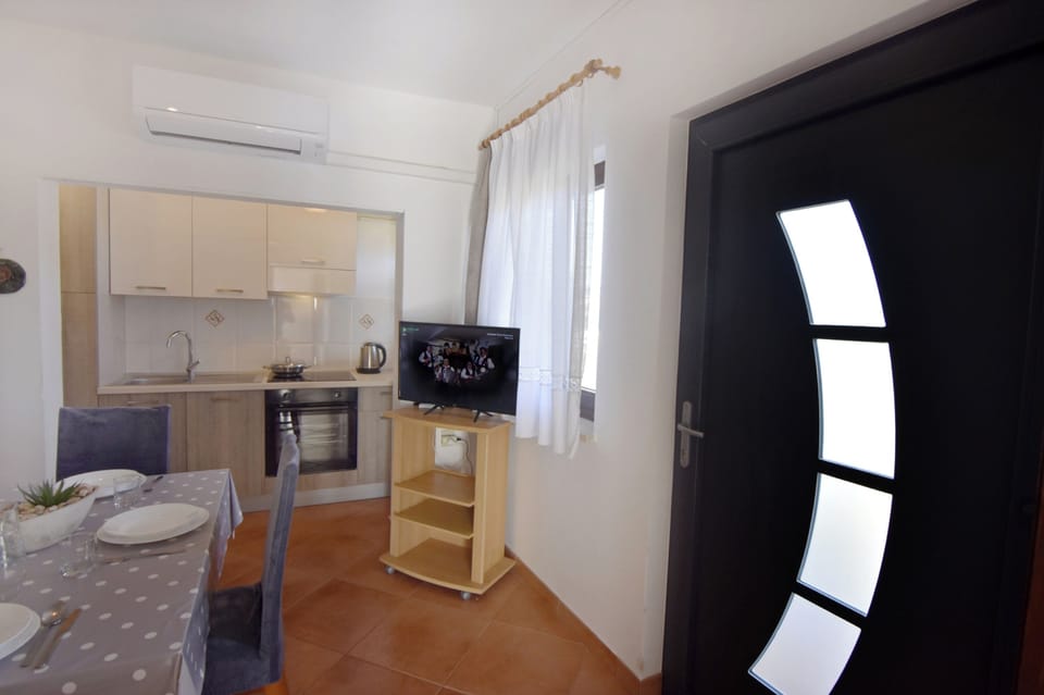 Apartment, 2 Bedrooms, Patio, Garden View | Living room