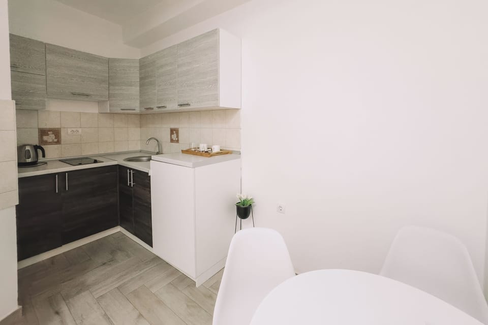 Electric kettle, highchair
