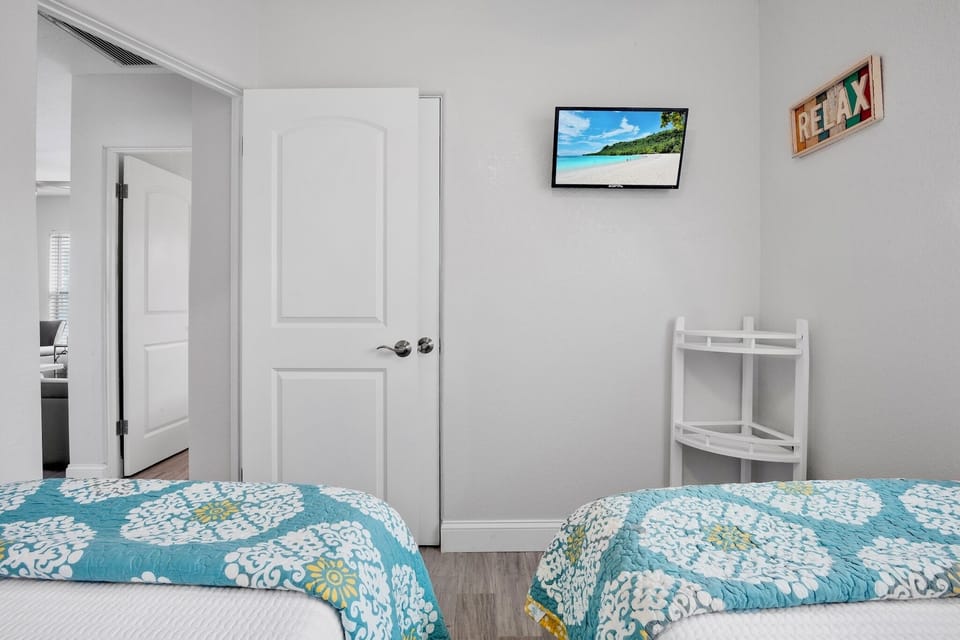 Second Bedroom, Two Twin Beds