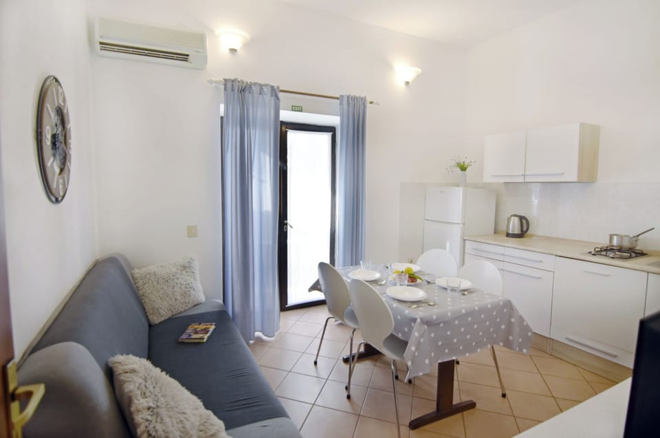 Apartment, 1 Bedroom, Patio, Garden View | Living room