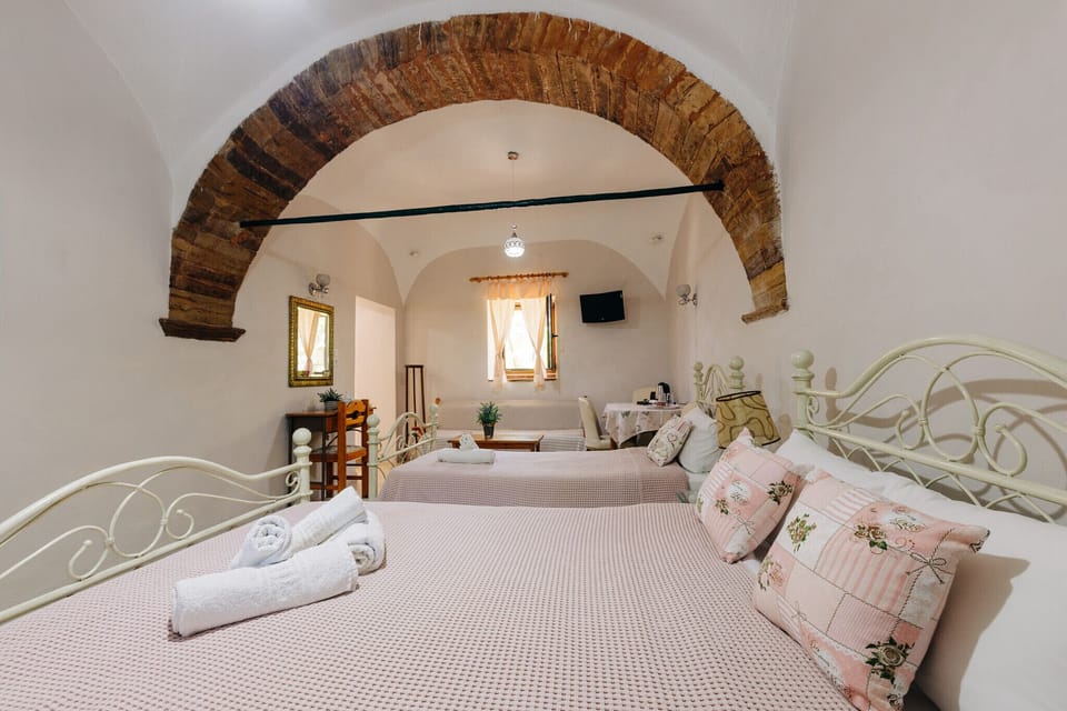 In-room safe, soundproofing, iron/ironing board, free WiFi