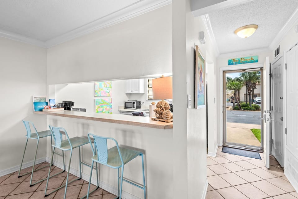 Eat-in kitchen bar seating