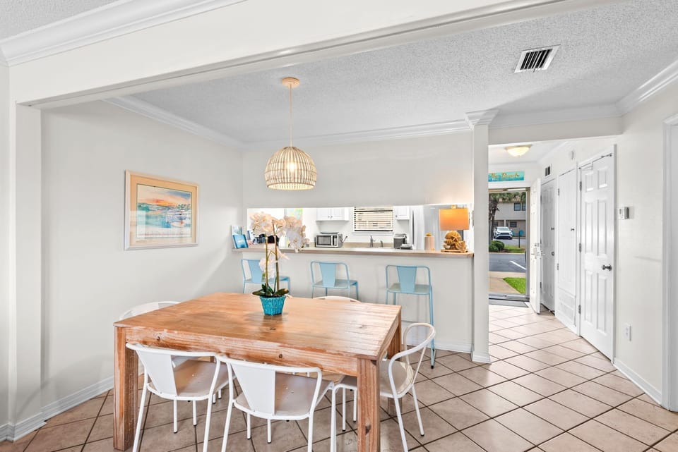 Seating for six at the dining table
