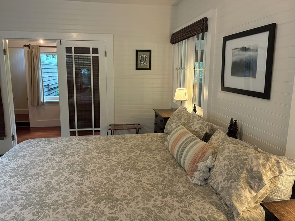 Sun Porch Suite king bed