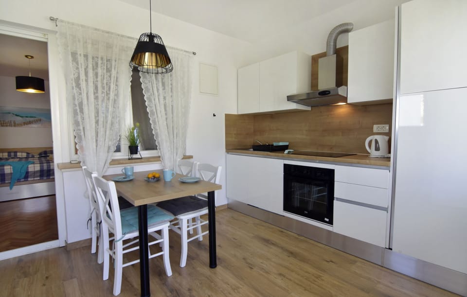 Apartment, 1 Bedroom, Patio, Garden View | Dining room