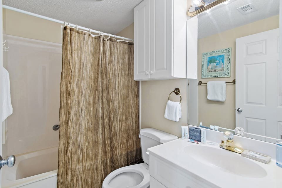  Bathroom with Shower/Tub Combo