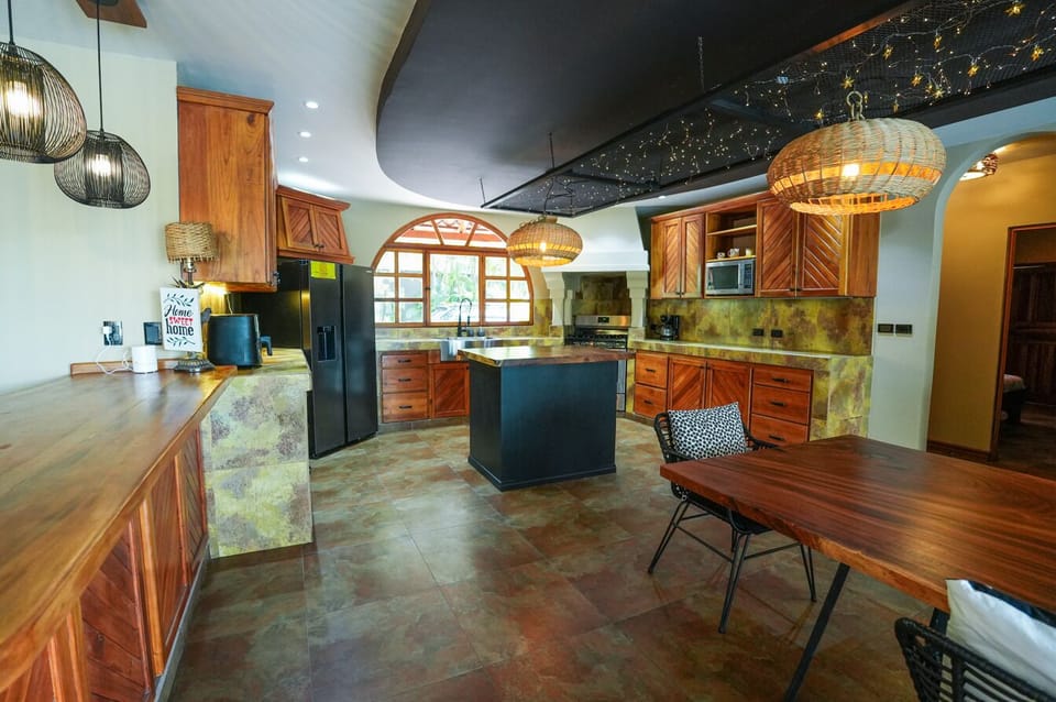 Comfort House, Multiple Bedrooms, Balcony, Mountain View | Shared kitchen facilities