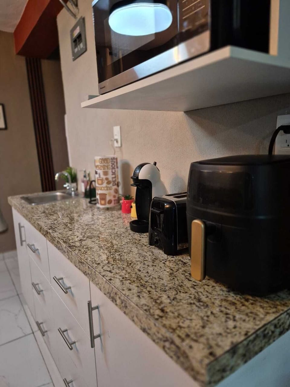 Microwave, cookware/dishes/utensils