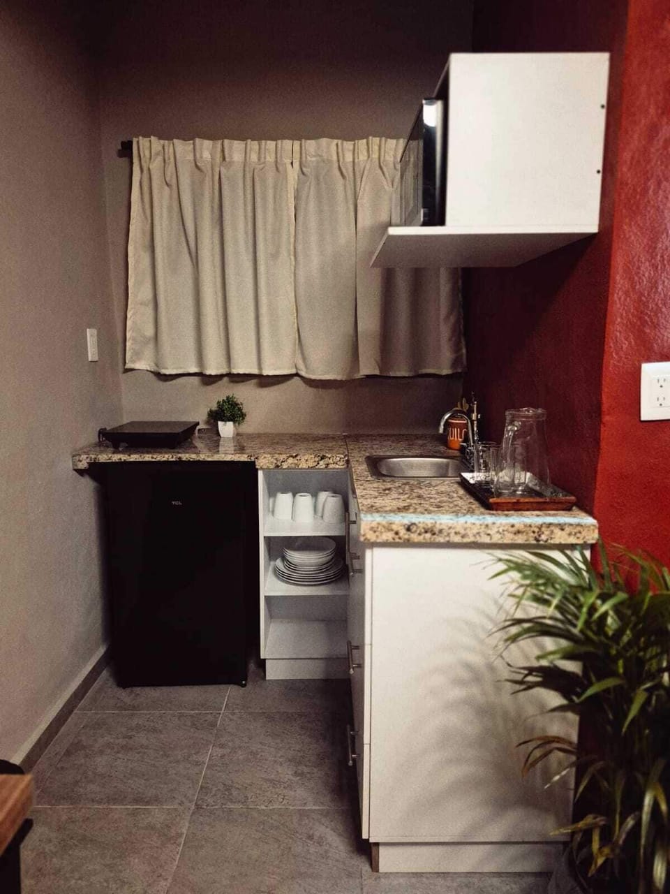 Microwave, cookware/dishes/utensils
