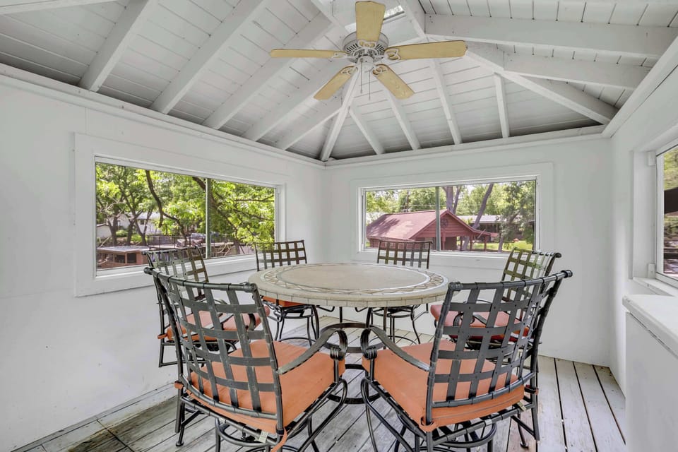 This area seats six guests