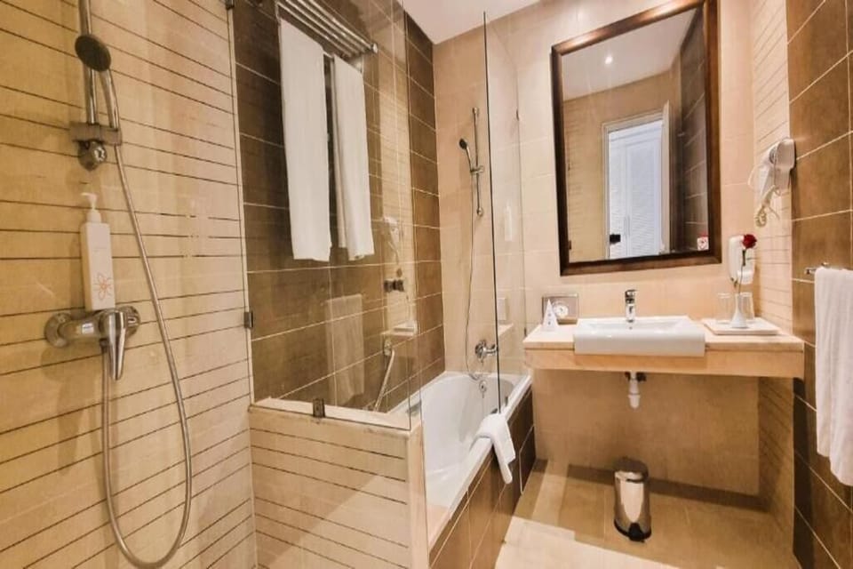 Comfort Double Room, Balcony, Garden View | Bathroom | Combined shower/tub, free toiletries, hair dryer, towels