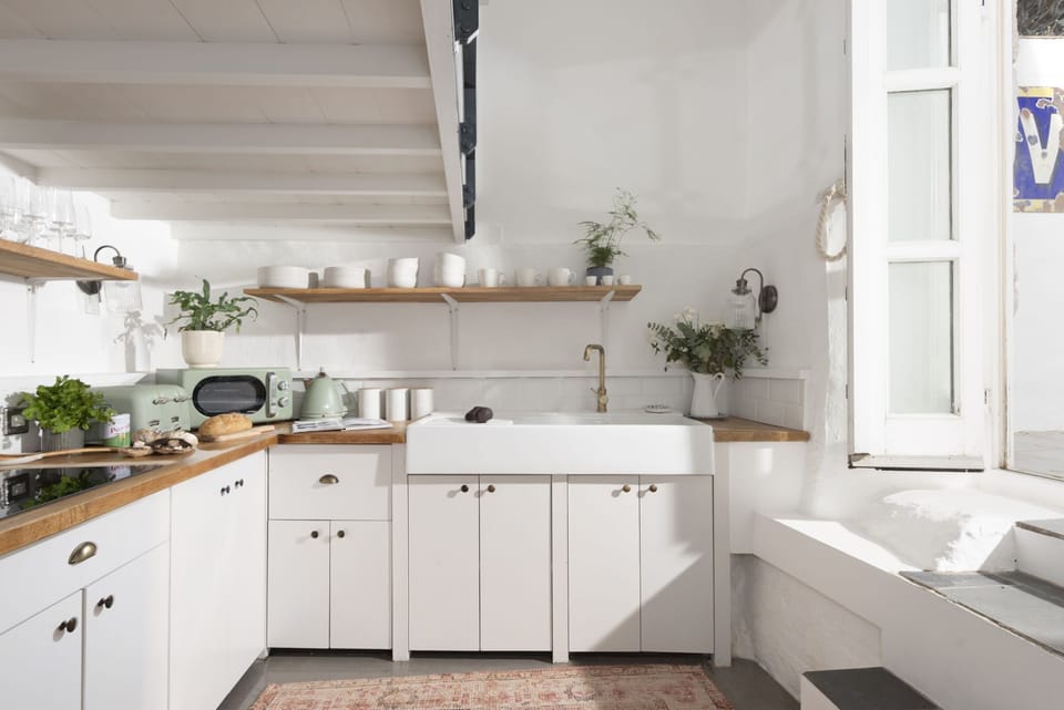 Kitchen with large sink, cooking facilities, oven, hob - Bluebell Cottage