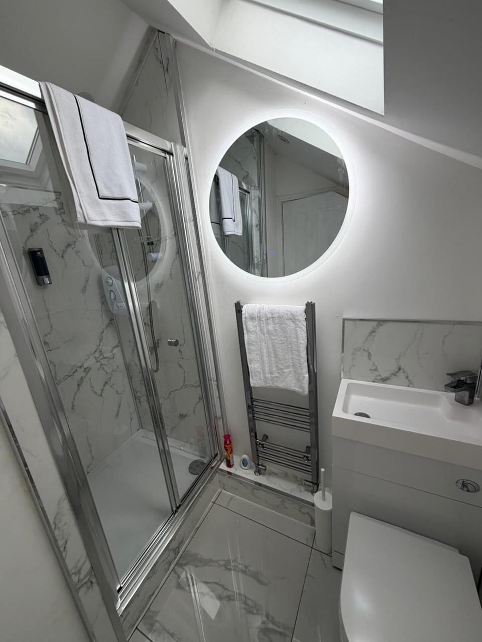 Combined shower/tub, deep soaking tub, towels