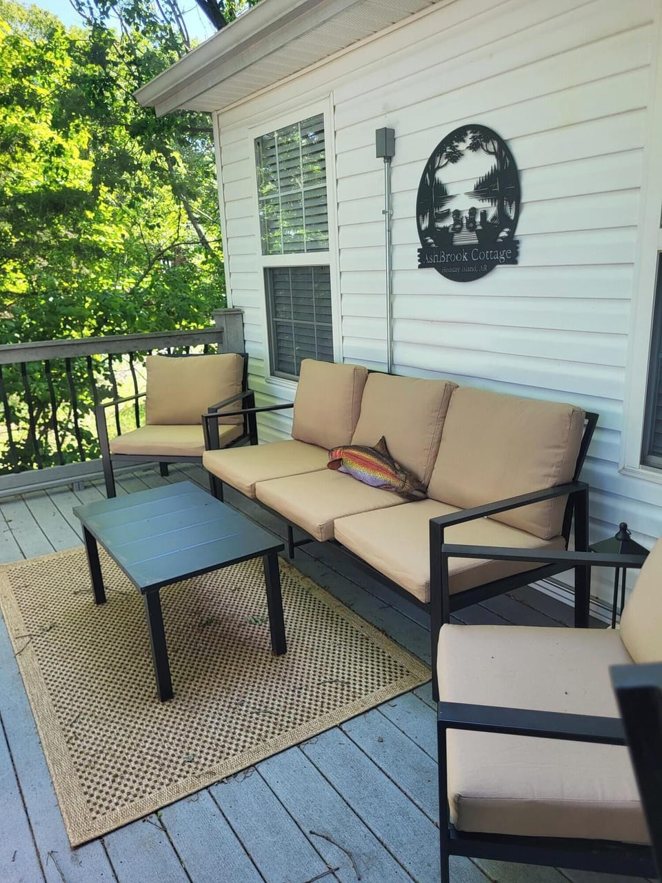 Deck off kitchen, plenty of seating