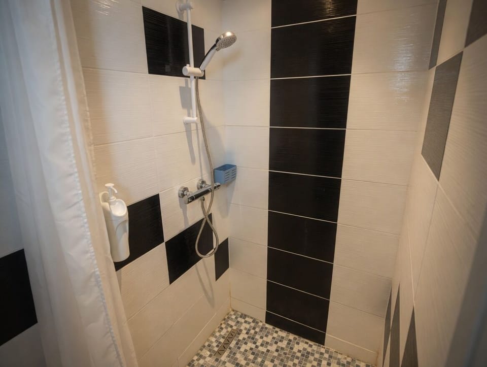 Economy Double Room, 1 Double Bed, Non Smoking, Courtyard View | Bathroom | Hair dryer, towels, soap, shampoo
