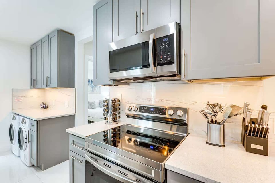Kitchen Area | Cooktop/Oven | Microwave